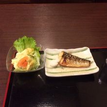 サラダと焼き魚小で400円になってしまう。。