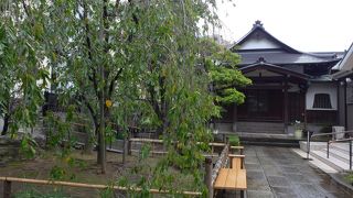 緑が多い静かな寺院