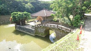 弁財天堂へと続く小さな橋です。