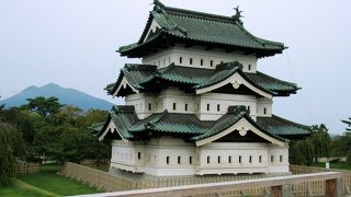 現在は弘前城本丸石垣修理中です。