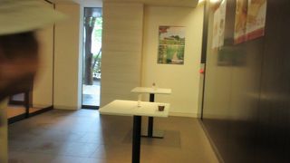 １階横にイートインコーナーがあります