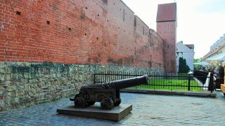 以前は街をぐっと囲んでいた城壁です。