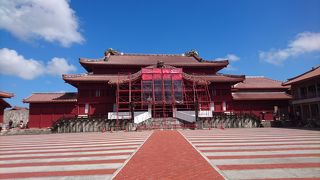 白と朱色のストライプの床が印象的でした。