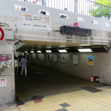 橋桁の下を抜けると…