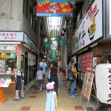 ちょうど11:00、開店するお店もちらほらある時間です