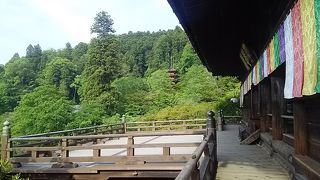 国宝の建物（内舞台）に座っての勤行参加はいい経験でした