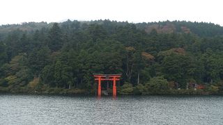 海賊船からの芦ノ湖畔の眺めが素晴らしい