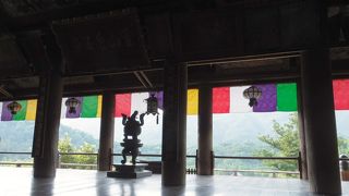 広い空の下、山々に囲まれ新緑の中に重厚な建物が点在