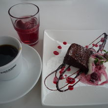 セットのデザートにドリンクバーのコーヒー