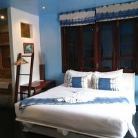 向かって左側がバスルームです