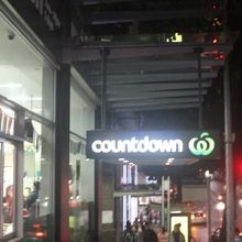 人通りの多い場所にあるのに、シンプルな案内板。