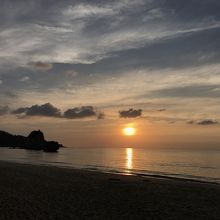 ビーチが西向きなので、夕日を見やすい