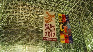 とても近代的な駅に見える