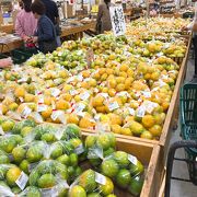 新鮮な野菜・果物が揃います。　平日でも駐車場は混んでました。