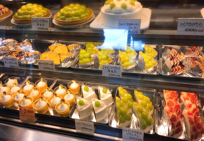 季節ごとに違うフルーツを使ったケーキを販売しています(テイクアウトもOK!)