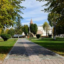 プレジュメル要塞教会の正面入り口。平地の村にあってビックリ。