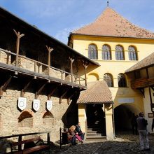 要塞教会に入ってすぐの場所にはお土産屋さんもあり。