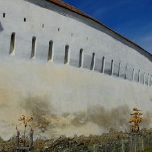 ≪死のパイプオルガン≫と形容された銃眼の列も間近に見られます