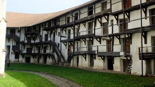 中国福建省の土楼を思い起こさせる城壁内側の構造がユニーク