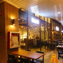 カジュアルなローカル＆アジアンフュージョン料理のレストラン