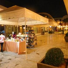 店の前にはチープな物販のテントが出てます