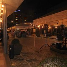 モールの真ん中ではライブも入ります