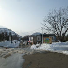川湯温泉駅からでも目の前に見えます(左の山)