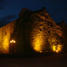 ライトアップされたレトロな建物2