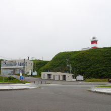 坂の途中にあります