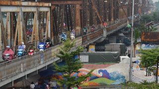 雨が降っちゃったロンビエン橋