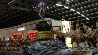 とにかく広いので、早めにゲートへ&#10145;