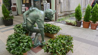 マンガのキャラクターの銅像が並ぶ商店街