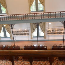 議事場。柱の細工が美しい。