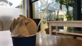 住宅街にぽつんと。