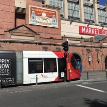 トラムも最寄りに停留所があります。