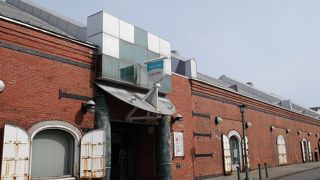 中はショッピングセンターになっています。