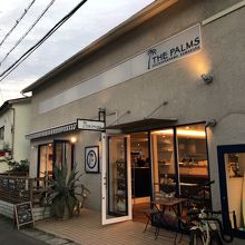 駅前にもセンスいい店数店あり