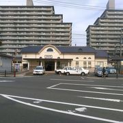 駅前には郵便局、24時間営業の西友、ツタヤやパチンコ屋、居酒屋等があり便利です。