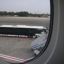 飛行機から空港はバスで移動