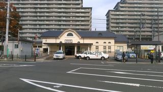 駅前には郵便局、24時間営業の西友、ツタヤやパチンコ屋、居酒屋等があり便利です。