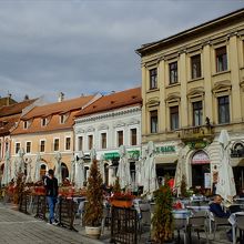 広場東側にはカフェに改装されたドイツ風建物がずらり。