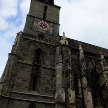 広場の西側には、ブラショフのランドマークの黒の教会も。