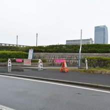 朱鷺の形をしているバリアの支柱