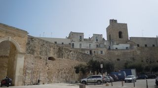 城壁の前の広場