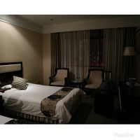 普通の客室だと思う。ポットや冷蔵庫・テレビ・金庫も完備。