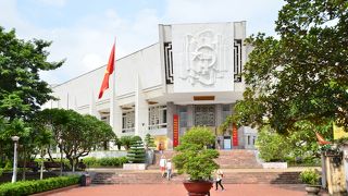 大きな荷物、カメラ持ち込み禁止のホーチミン博物館