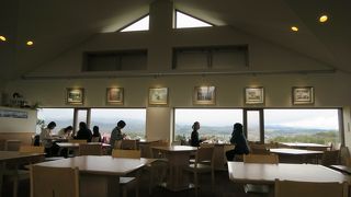 上富良野の美しい田園の中の個人美術館、大作日本画を堪能できます。