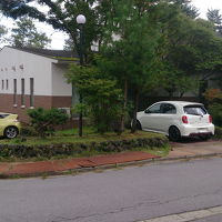 建物の西側が駐車場、南側にエントランスがある