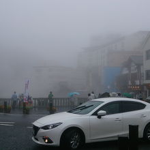 狭い道を車がひっきりなしに通って来るので要注意