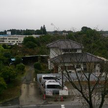 バス停から東側を見下ろす　右：第１駐車場　左：第２駐車場